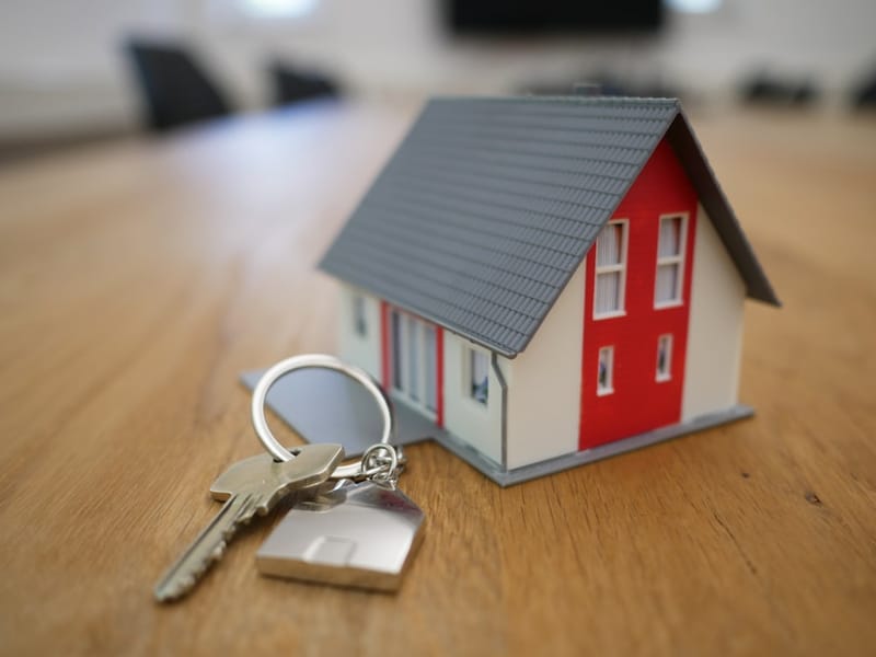 Homeowner receiving house keys after a fast cash home sale